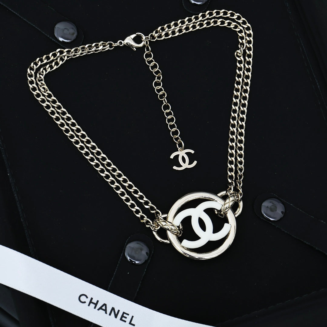 CHAIN CHOKER IN GOLD-PLATED METAL WITH ENAMEL COLORS AND ROUND LOGO PENDANT