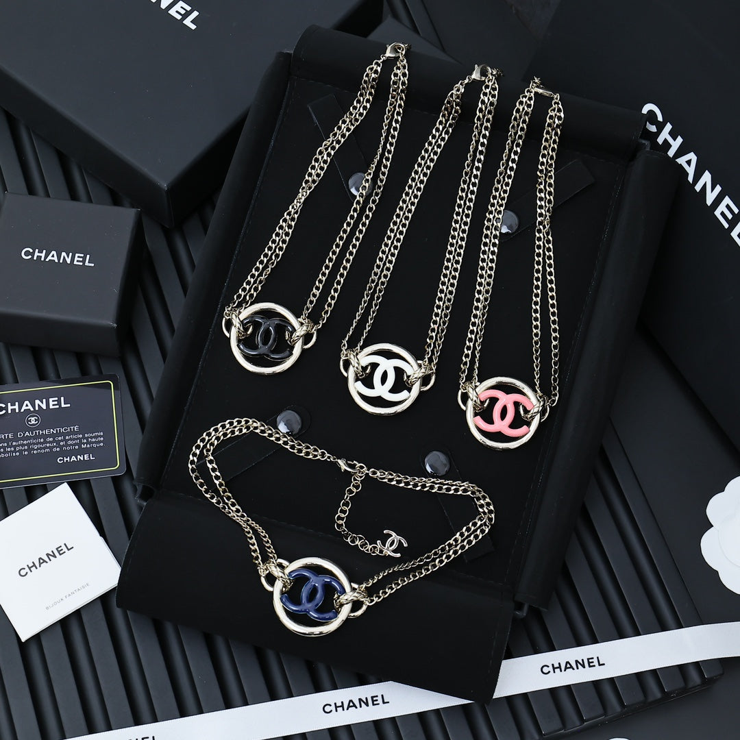 CHAIN CHOKER IN GOLD-PLATED METAL WITH ENAMEL COLORS AND ROUND LOGO PENDANT