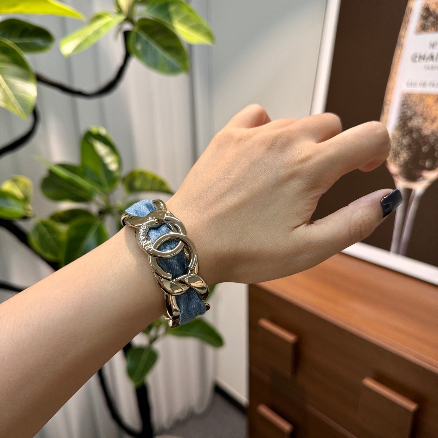 CC 25P IN DENIM-THREADED WIDE CHAIN GOLD METAL BRACELET