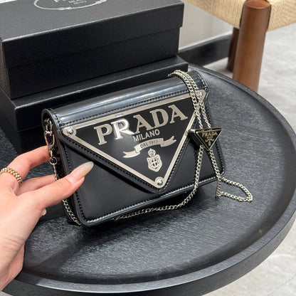 TRIANGLE LOGO WALLET ON CHAIN 19 IN BLACK SAFFIANO LEATHER