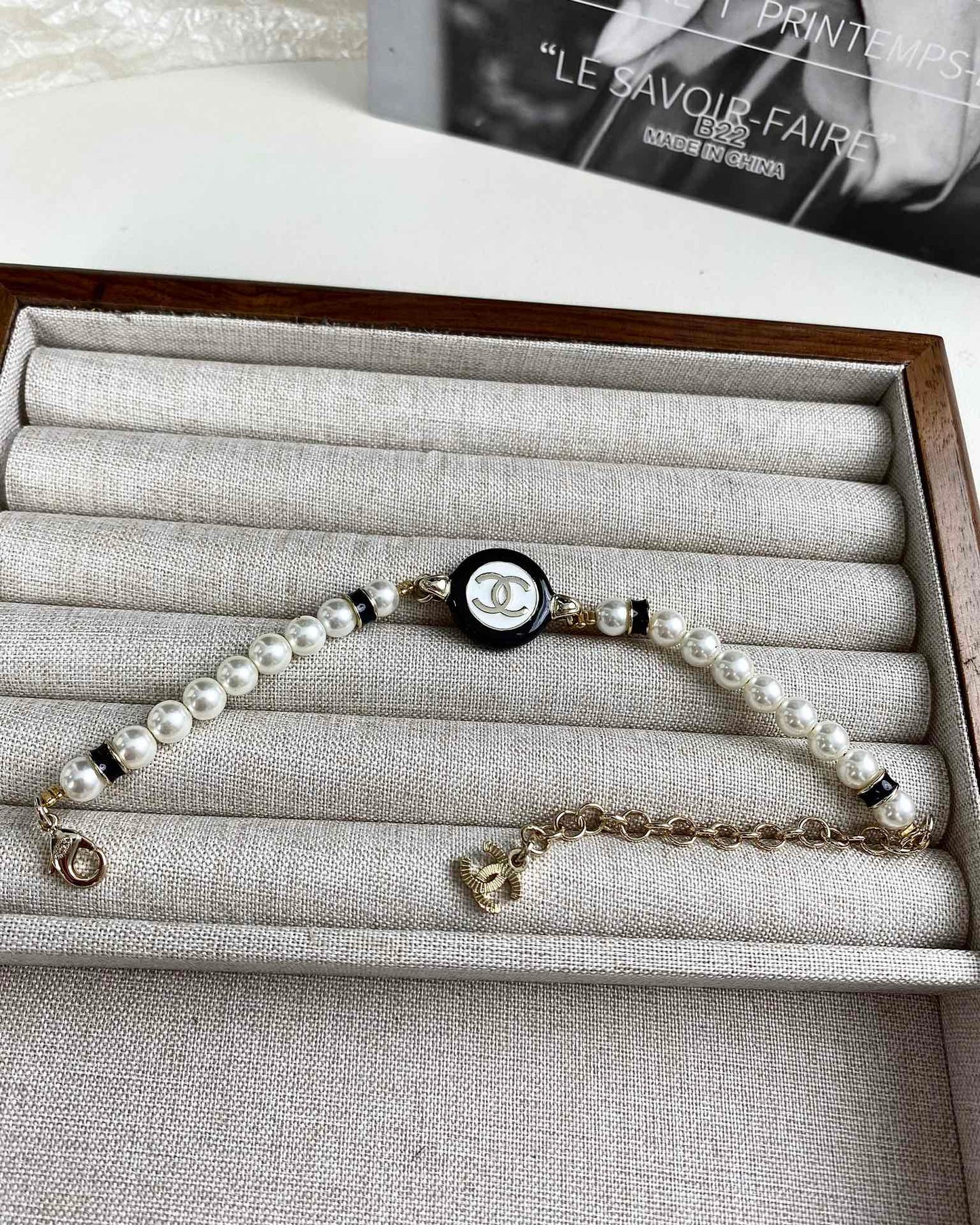 CLASSIC CC PEARL CHAIN NECKLACE WITH IMITATION PEARLS BLACK RESIN