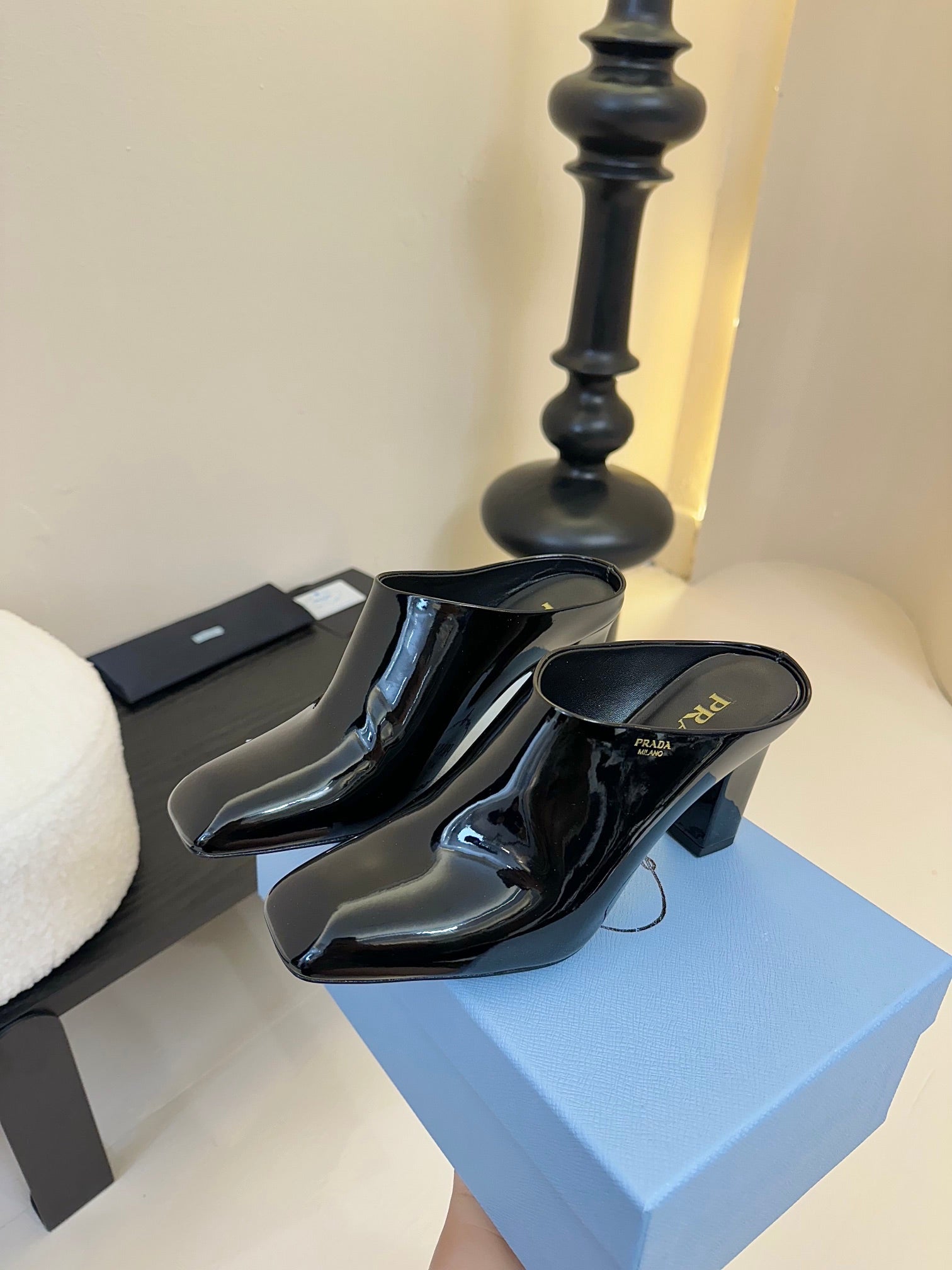 HIGH HEEL MULES WITH GOLD LETTERING LOGO IN BLACK GLOSSY CALFSKIN