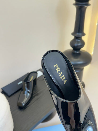 HIGH HEEL MULES WITH GOLD LETTERING LOGO IN BLACK GLOSSY CALFSKIN