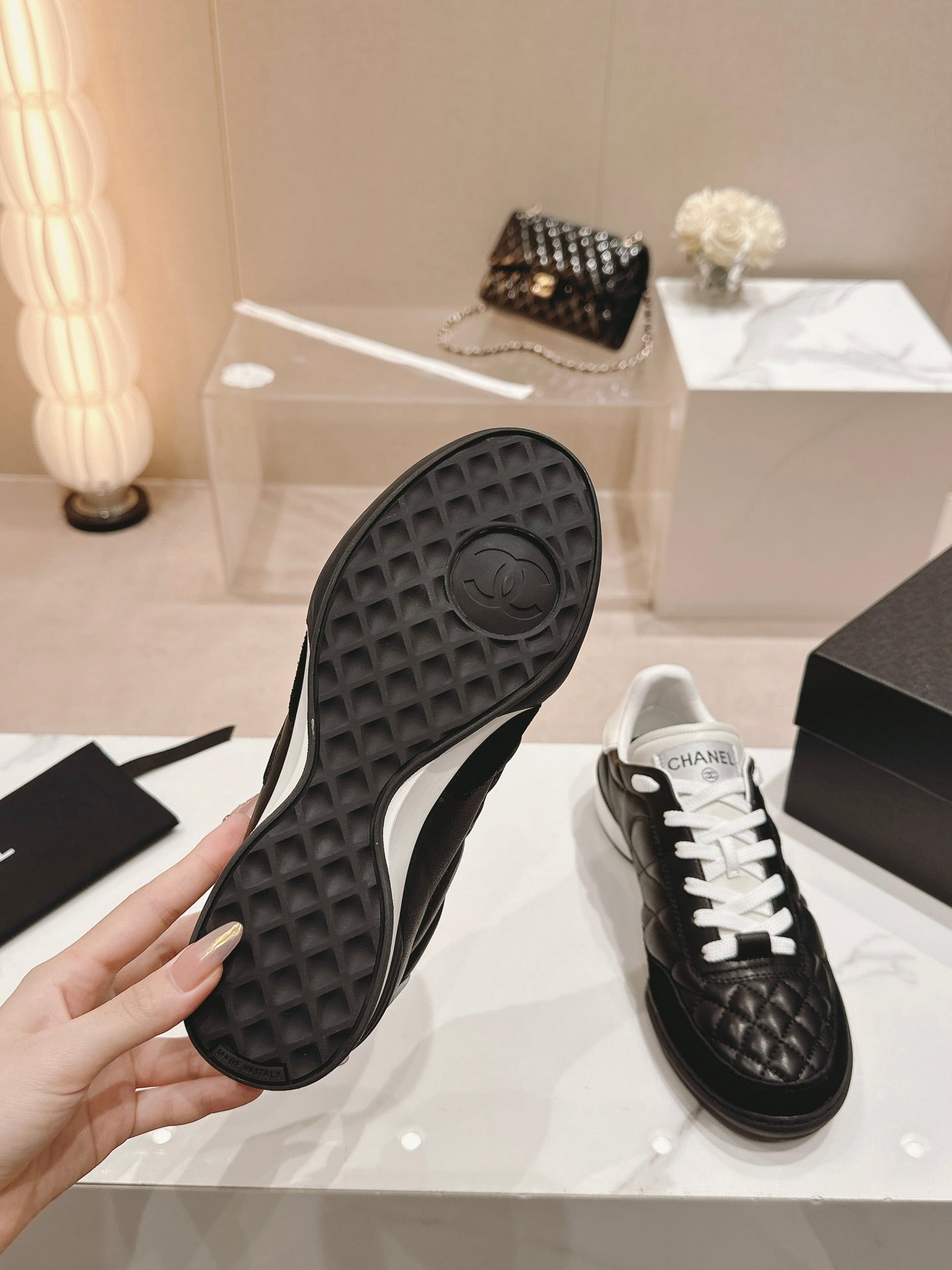 SNEAKERS IN GLOSSY BLACK LAMBSKIN