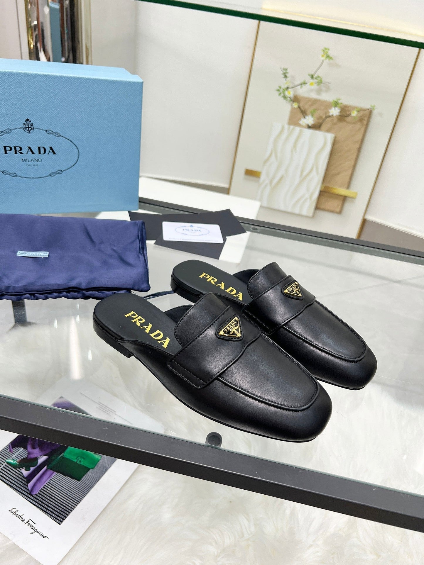 TRIANGLE LOGO MULES IN BLACK CALFSKIN