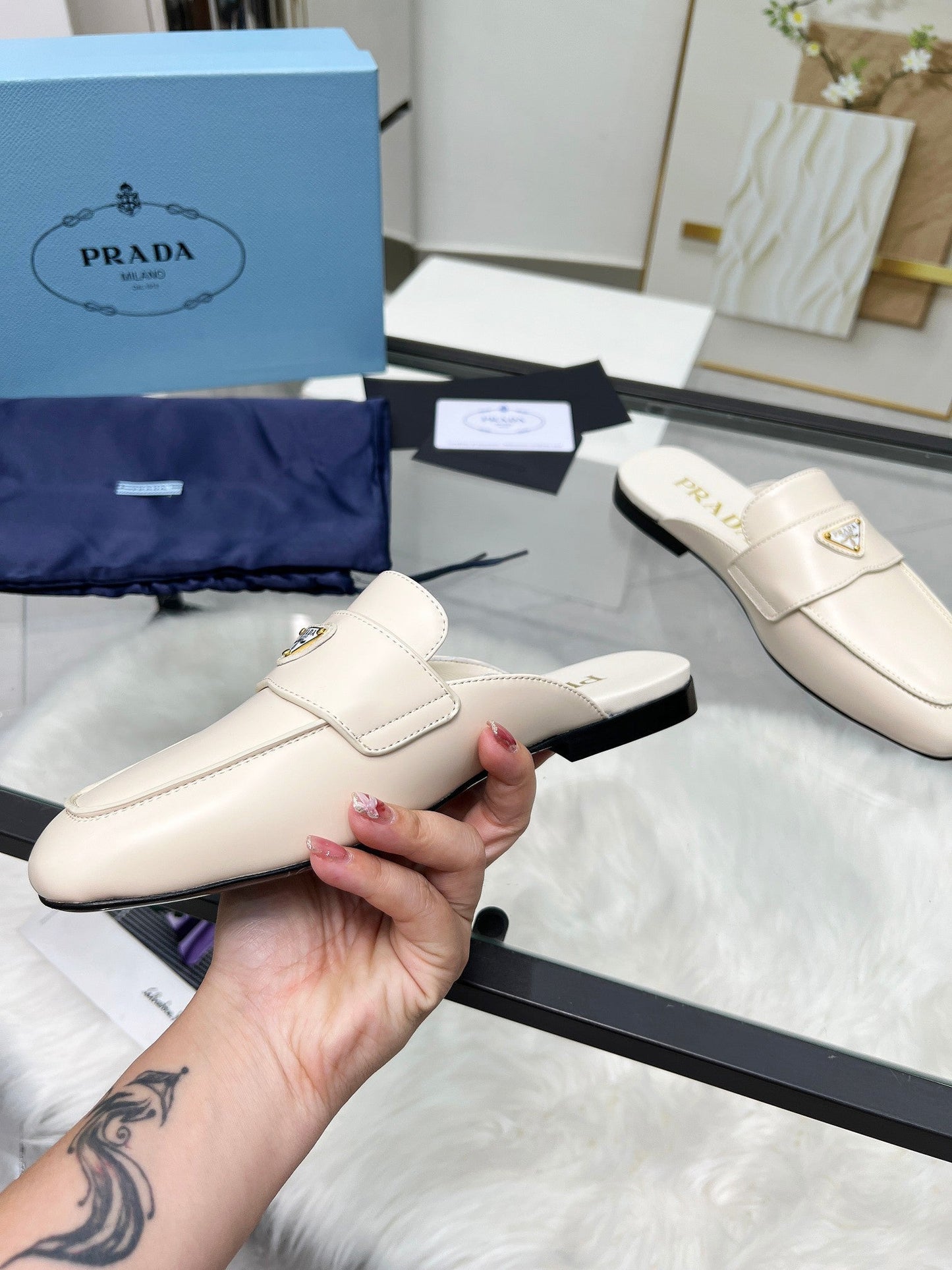 TRIANGLE LOGO MULES IN WHITE CALFSKIN
