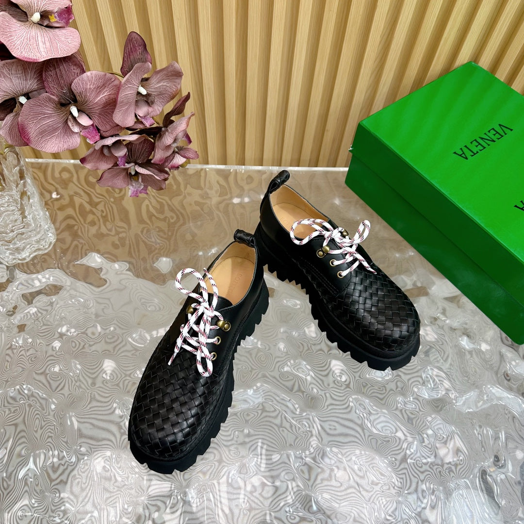 HADDOCK LACE-UP SHOE IN BLACK CALFSKIN WITH WOVEN DESIGN