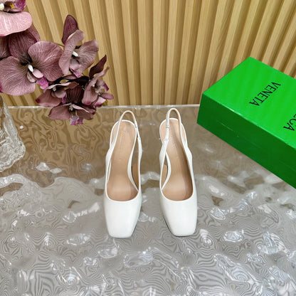 KNOT PUMP 9 CM IN WHITE CALFSKIN WITH GOLD FINISHED METAL HEEL