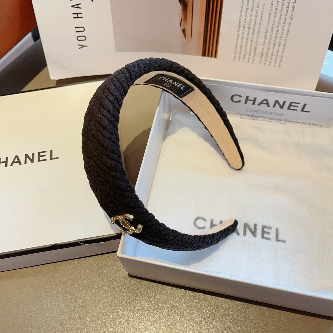 BLACK FABRIC HAIRBAND WITH GOLD LOGO 414437