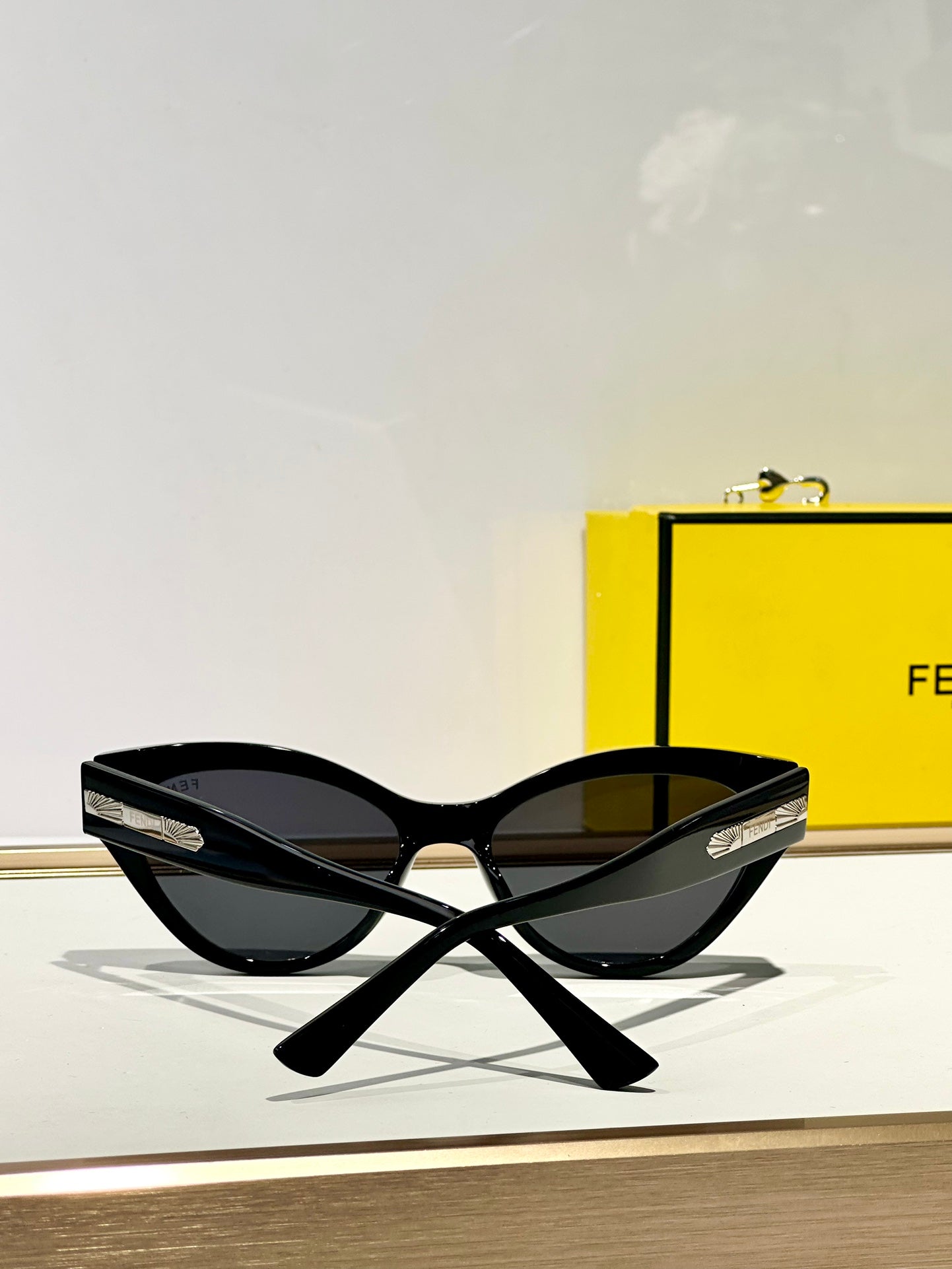 FF DIAMONDS CAT-EYE FRAME SUNGLASSES FE40164U IN ACETATE