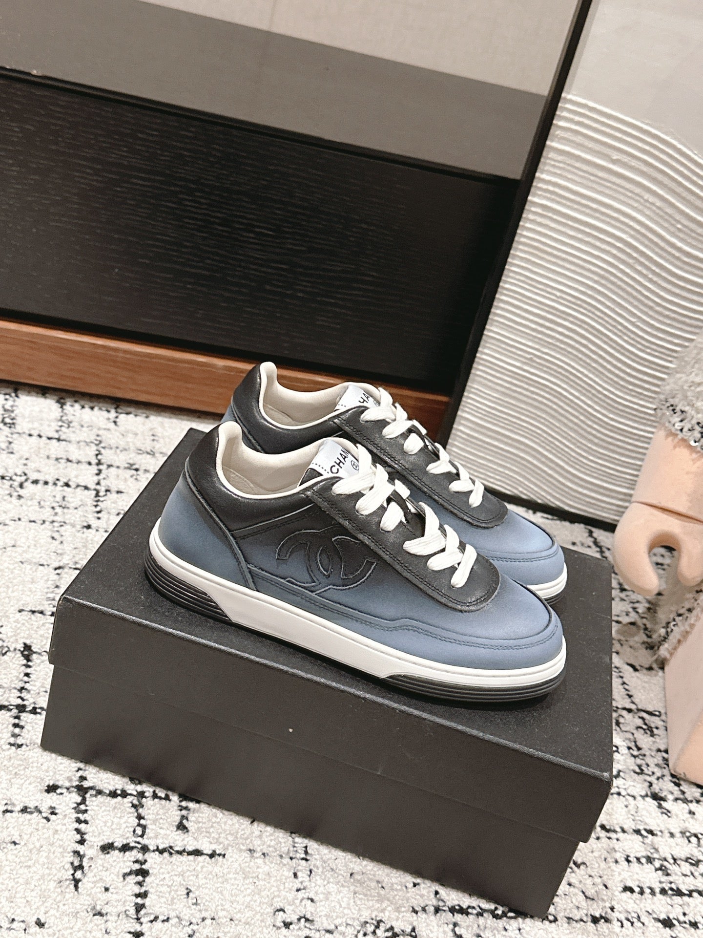 SNEAKER IN BLACK MIX COOL GRAY HAND-POLISHED CALFSKIN 977825