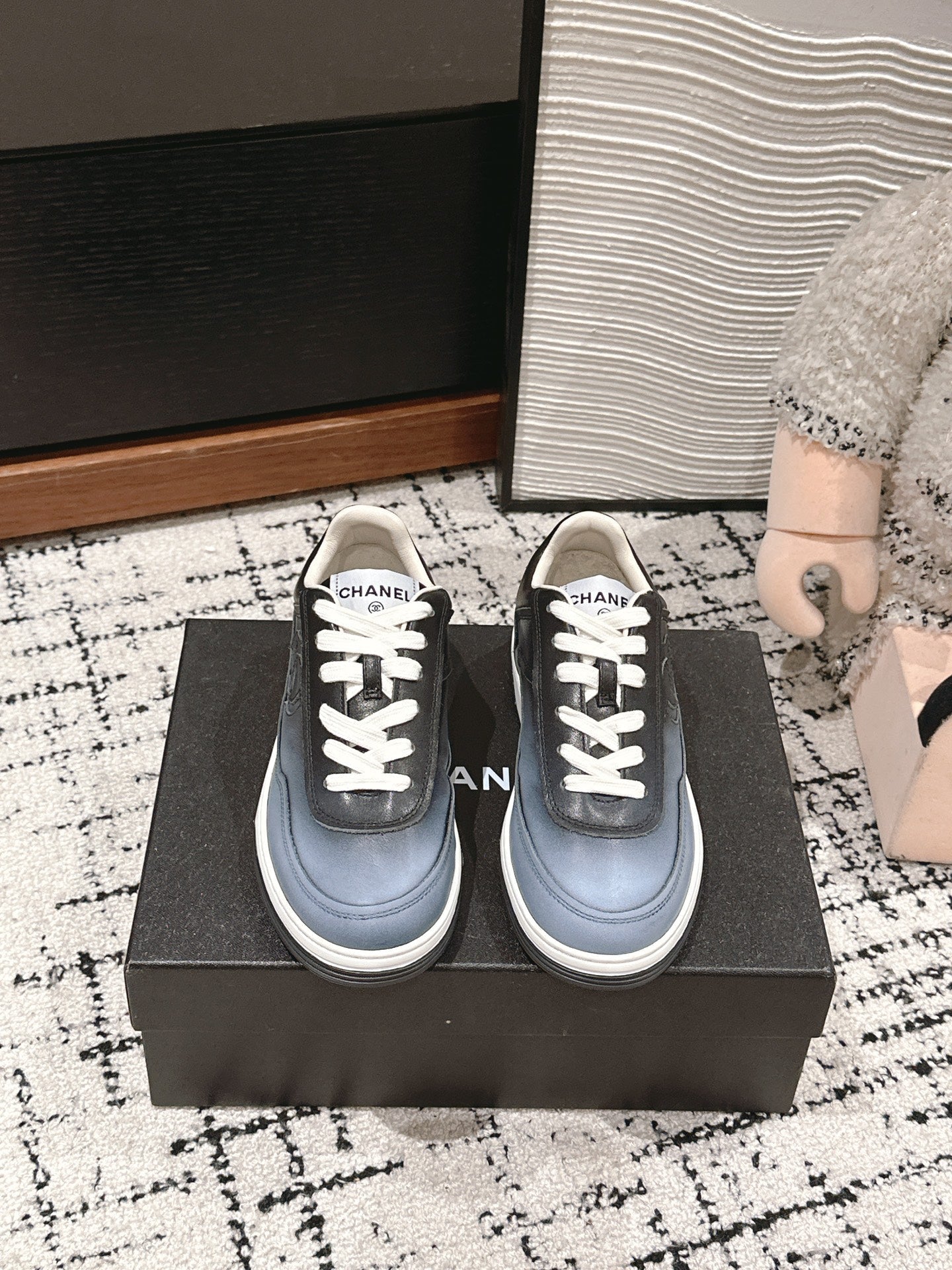 SNEAKER IN BLACK MIX COOL GRAY HAND-POLISHED CALFSKIN 977825