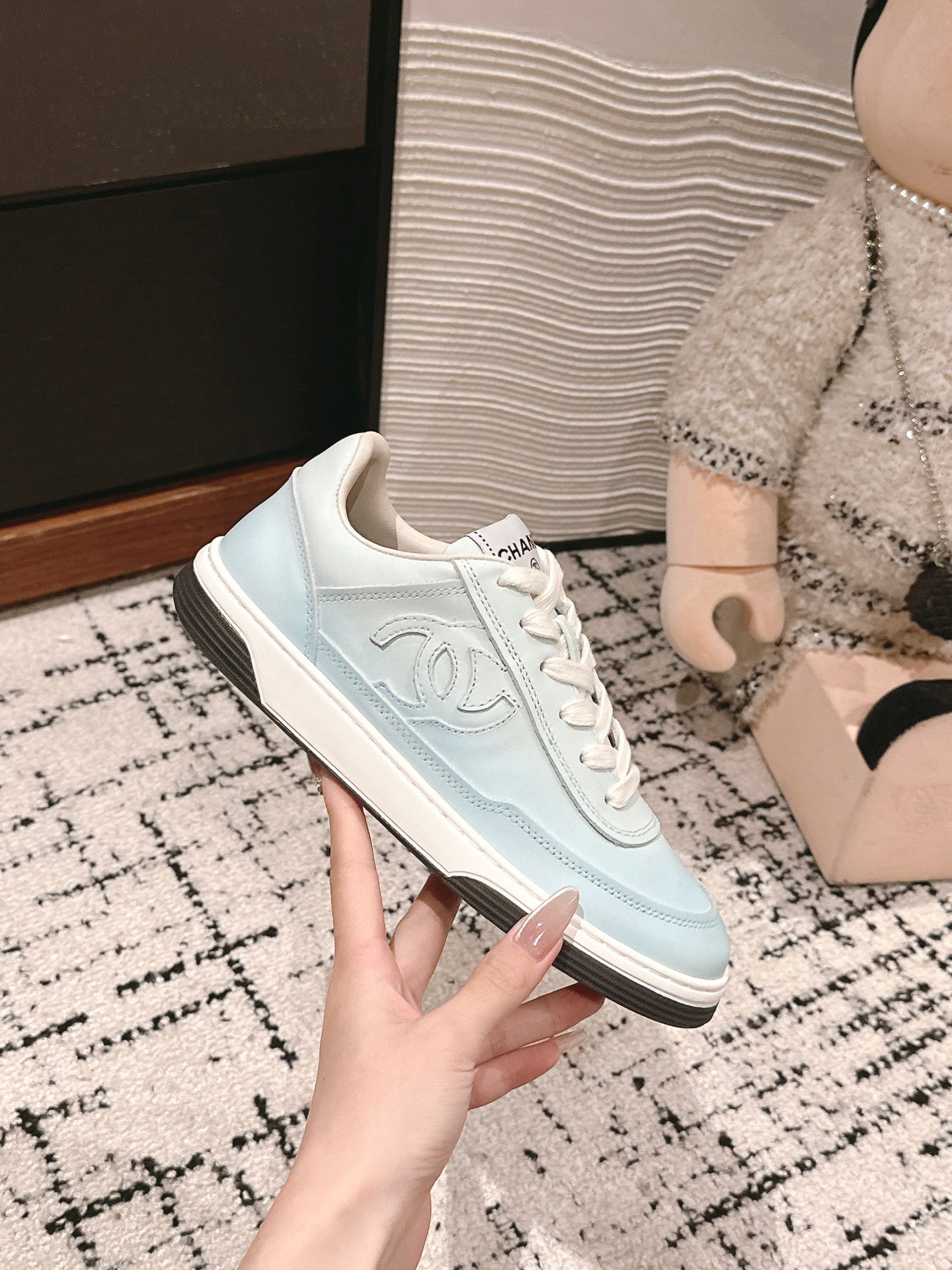 SNEAKER IN BLUE PASTEL HAND-POLISHED CALFSKIN 977829