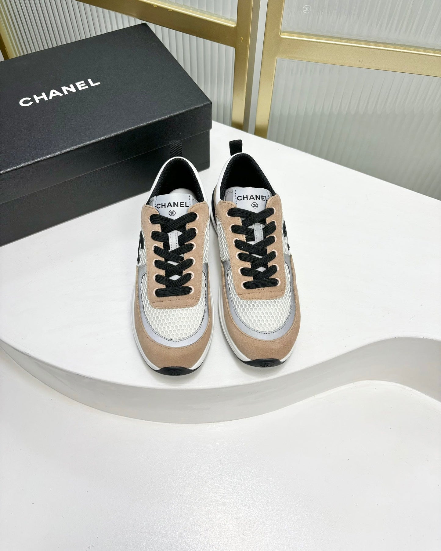 SNEAKER IN TAN BROWN SUEDE AND GREY BREATHABLE MESH