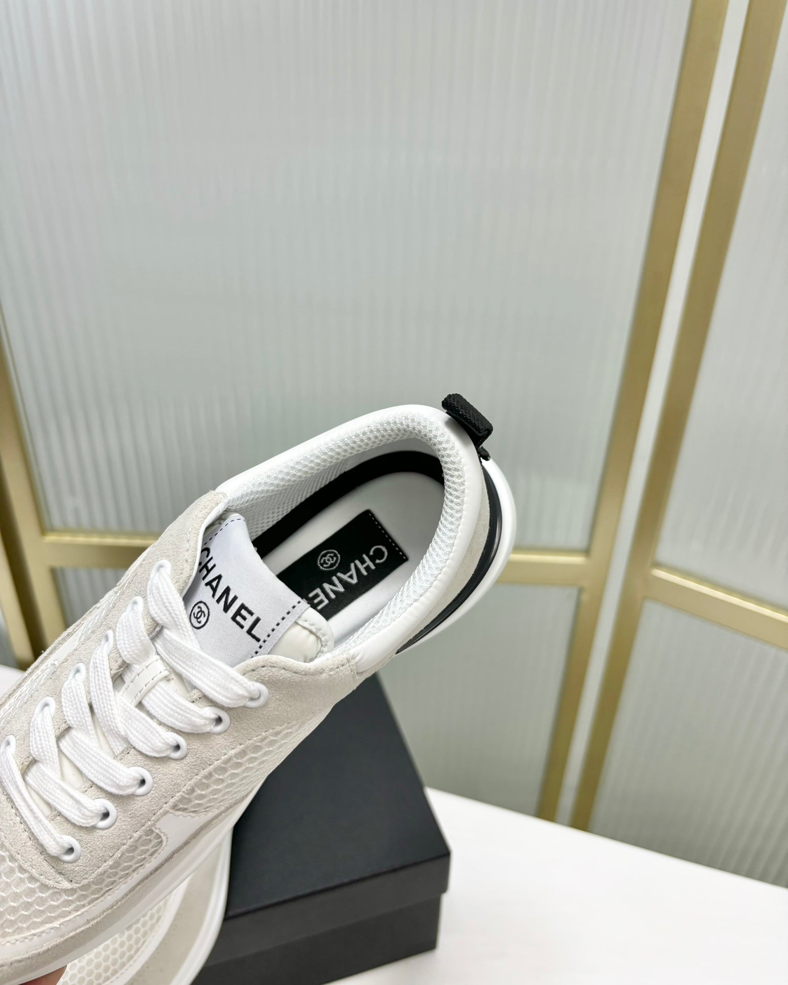 SNEAKER IN GREY SUEDE AND WHITE BREATHABLE MESH