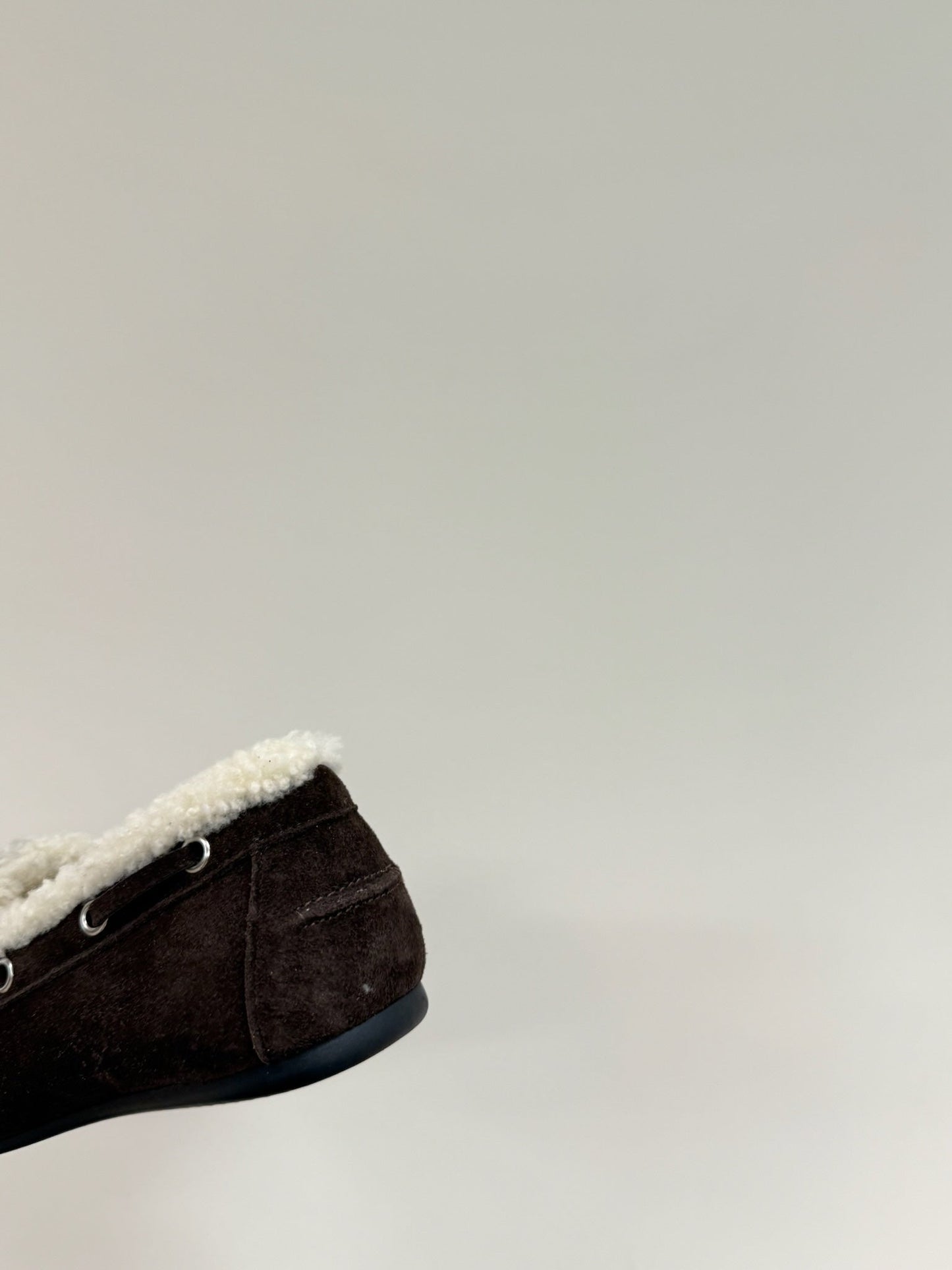 LACE-UP LOAFERS IN DARK CHOCOLATE SUEDE AND WHITE FLEECE LINING