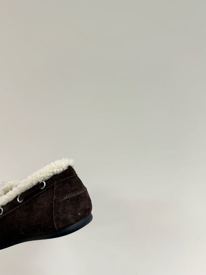 LACE-UP LOAFERS IN DARK CHOCOLATE SUEDE AND WHITE FLEECE LINING