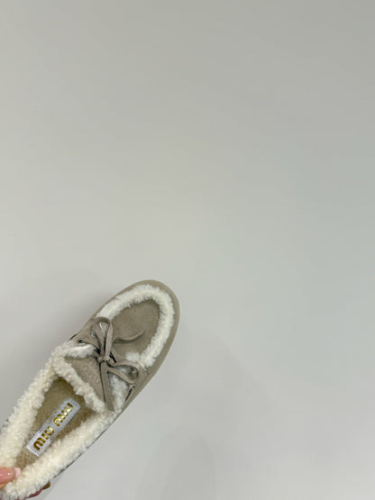 LACE-UP LOAFERS IN BEIGE SUEDE AND WHITE FLEECE LINING