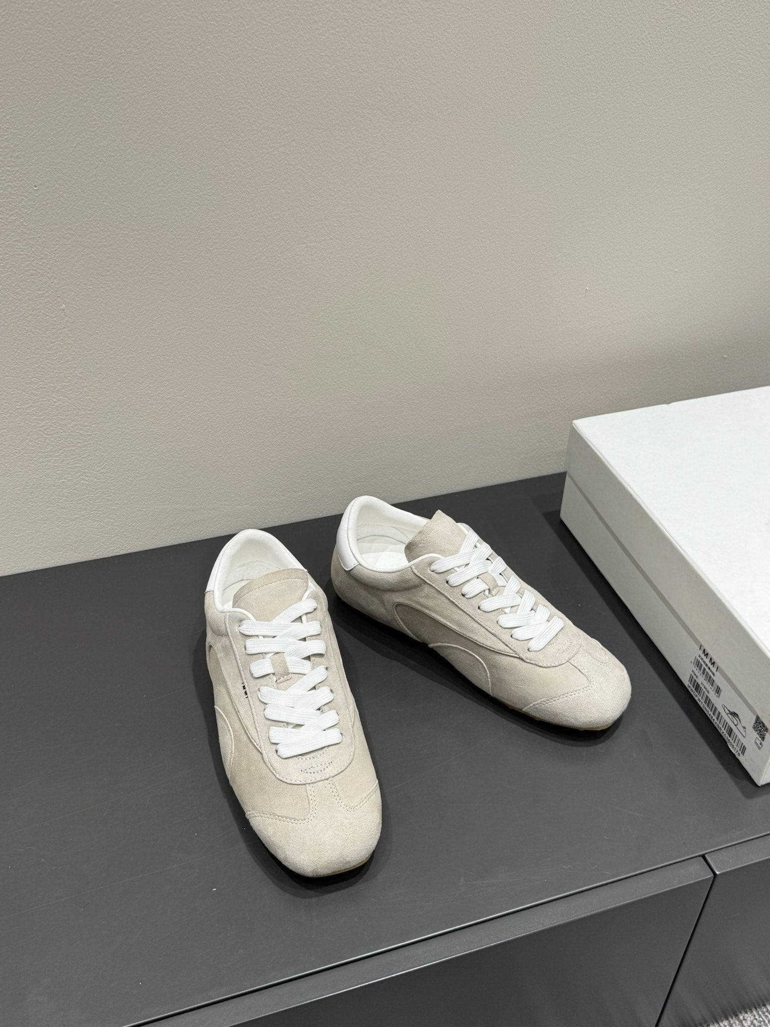 LACE-UP SNEAKER IN BEIGE SUEDE