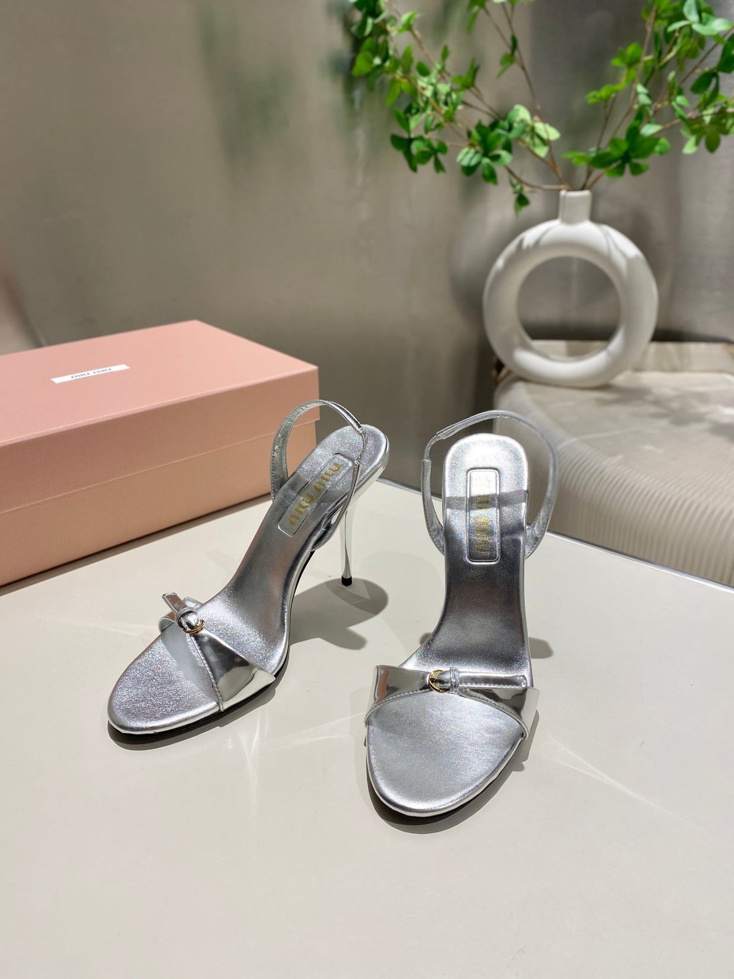 TWO STRAP HIGH HEELED SANDALS IN SILVER METALLIC GLOSSY SHEEPSKIN