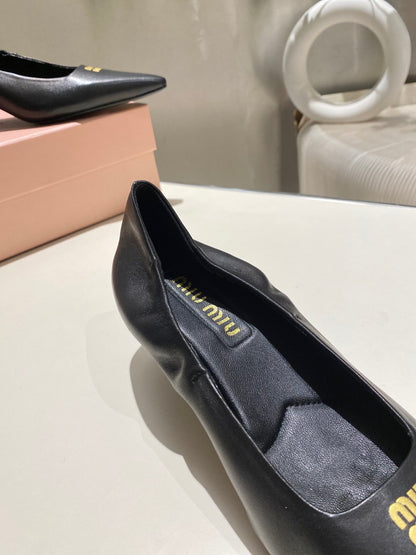 POINTED-TOE MID HEEL PUMPS IN BLACK SMOOTH LAMBSKIN