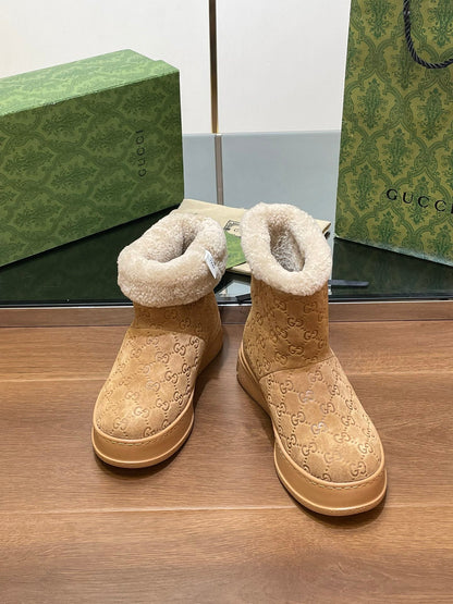 GG SNOW BOOTS IN CIDER BROWN EMBOSSED SUEDE AND BEIGE WOOL LINING