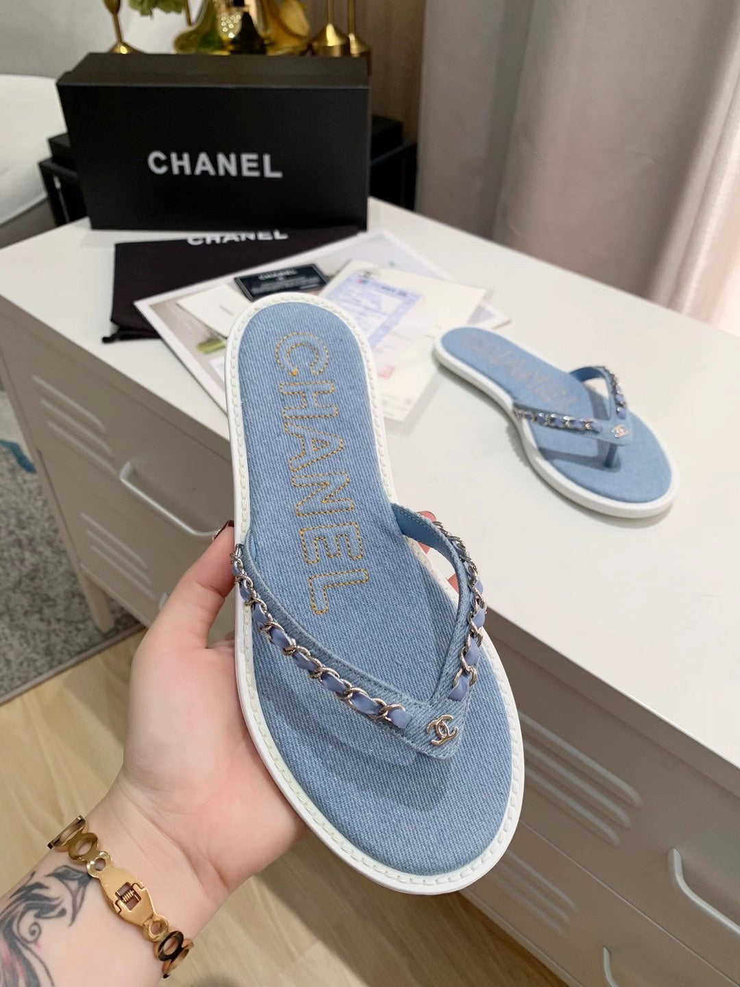 THONG SLIPPERS IN LIGHT BLUE DENIM