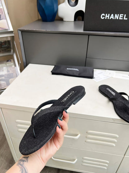 THONG SLIPPERS IN BLACK DENIM
