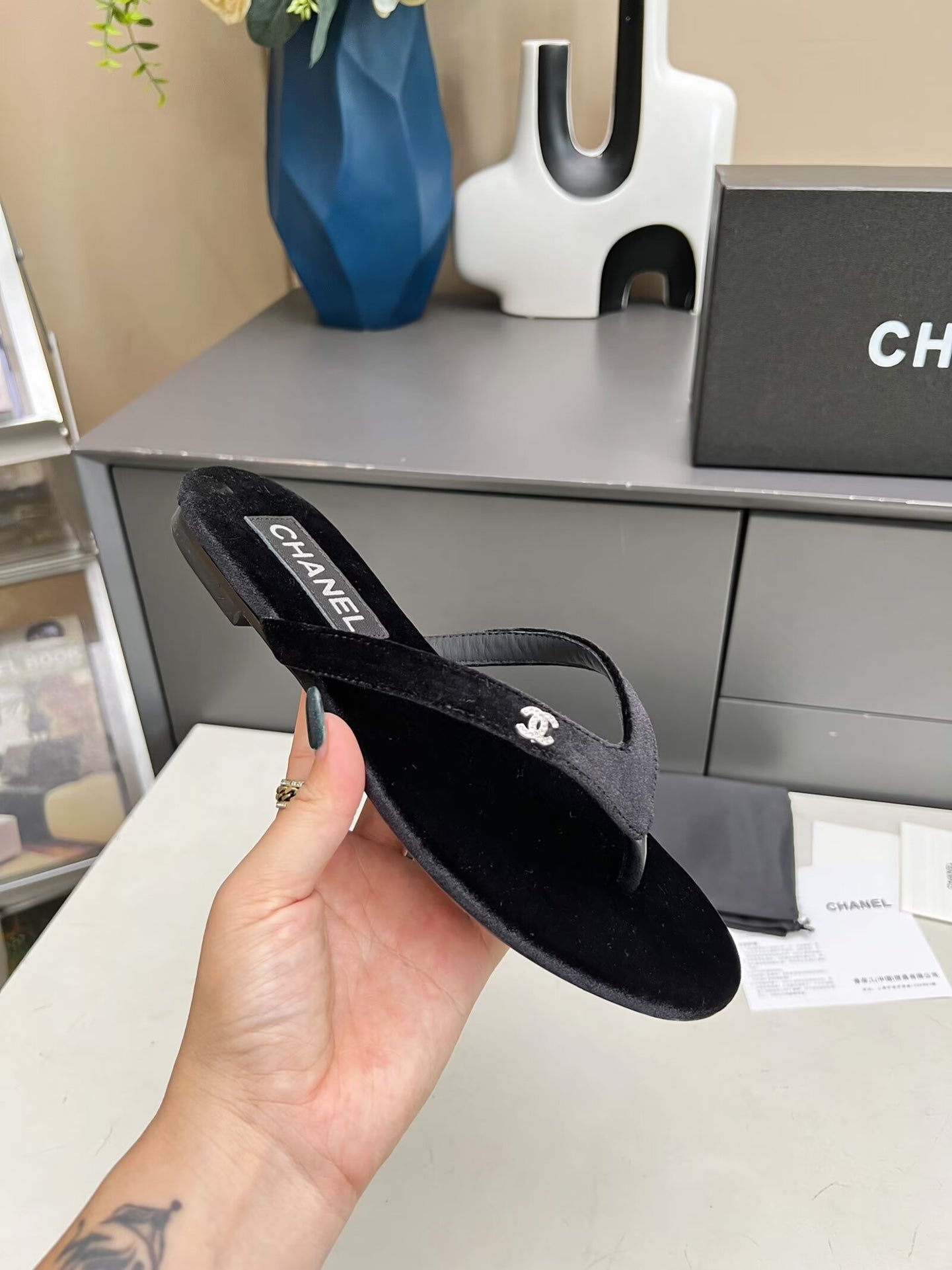 THONG SLIPPERS IN BLACK VELVET