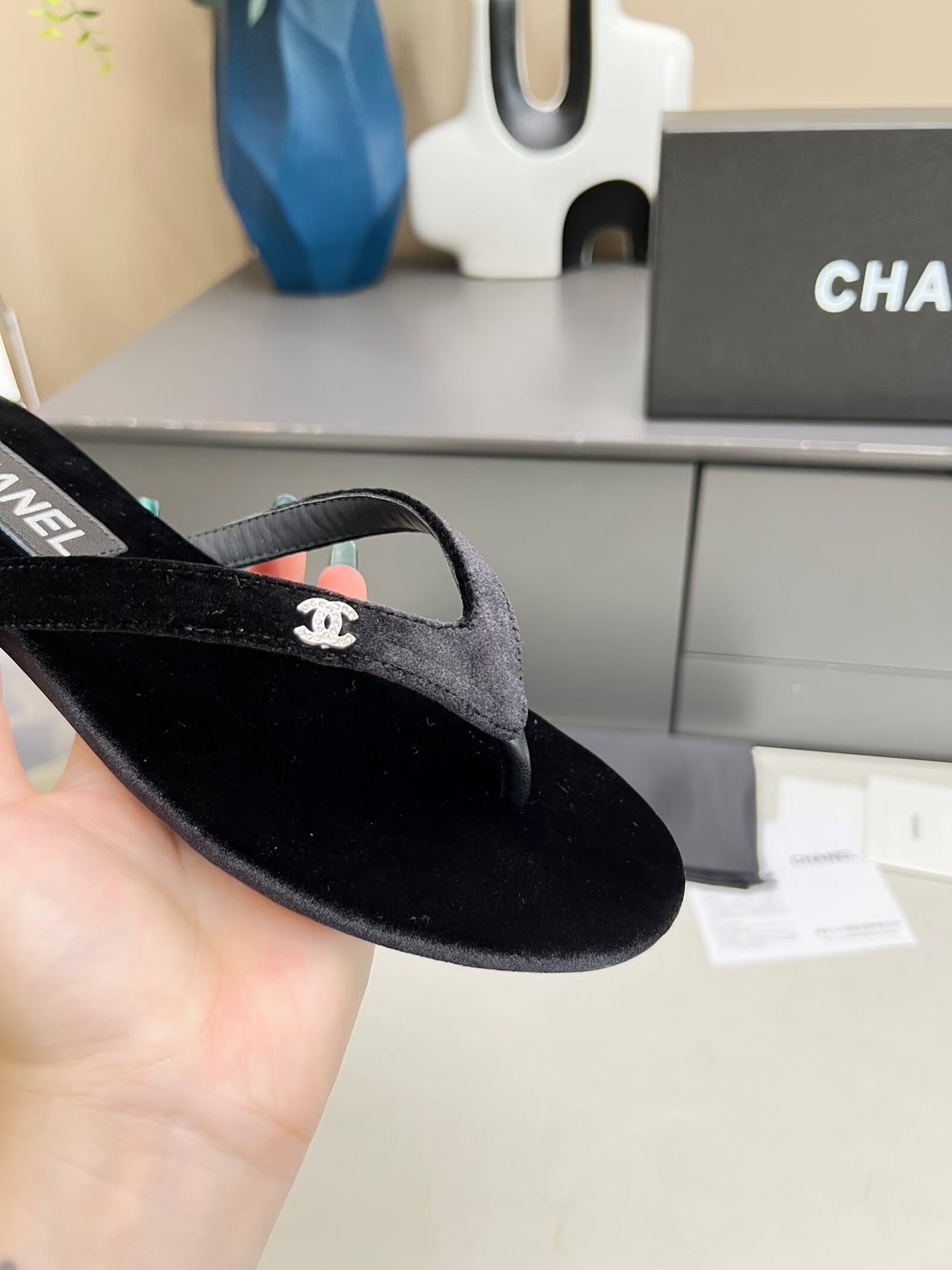 THONG SLIPPERS IN BLACK VELVET