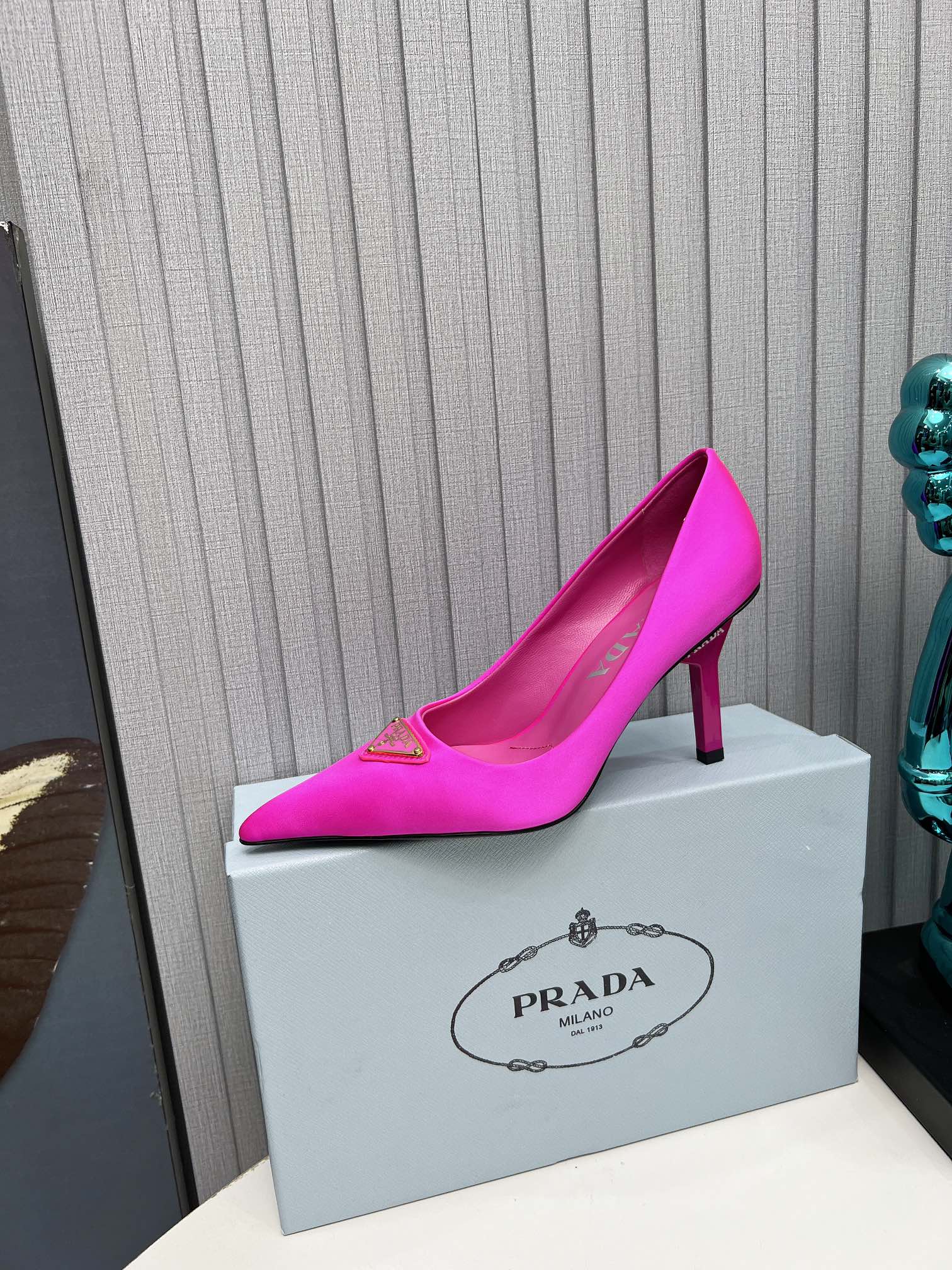 HIGH-HEEL PUMPS IN HOT PINK SATIN