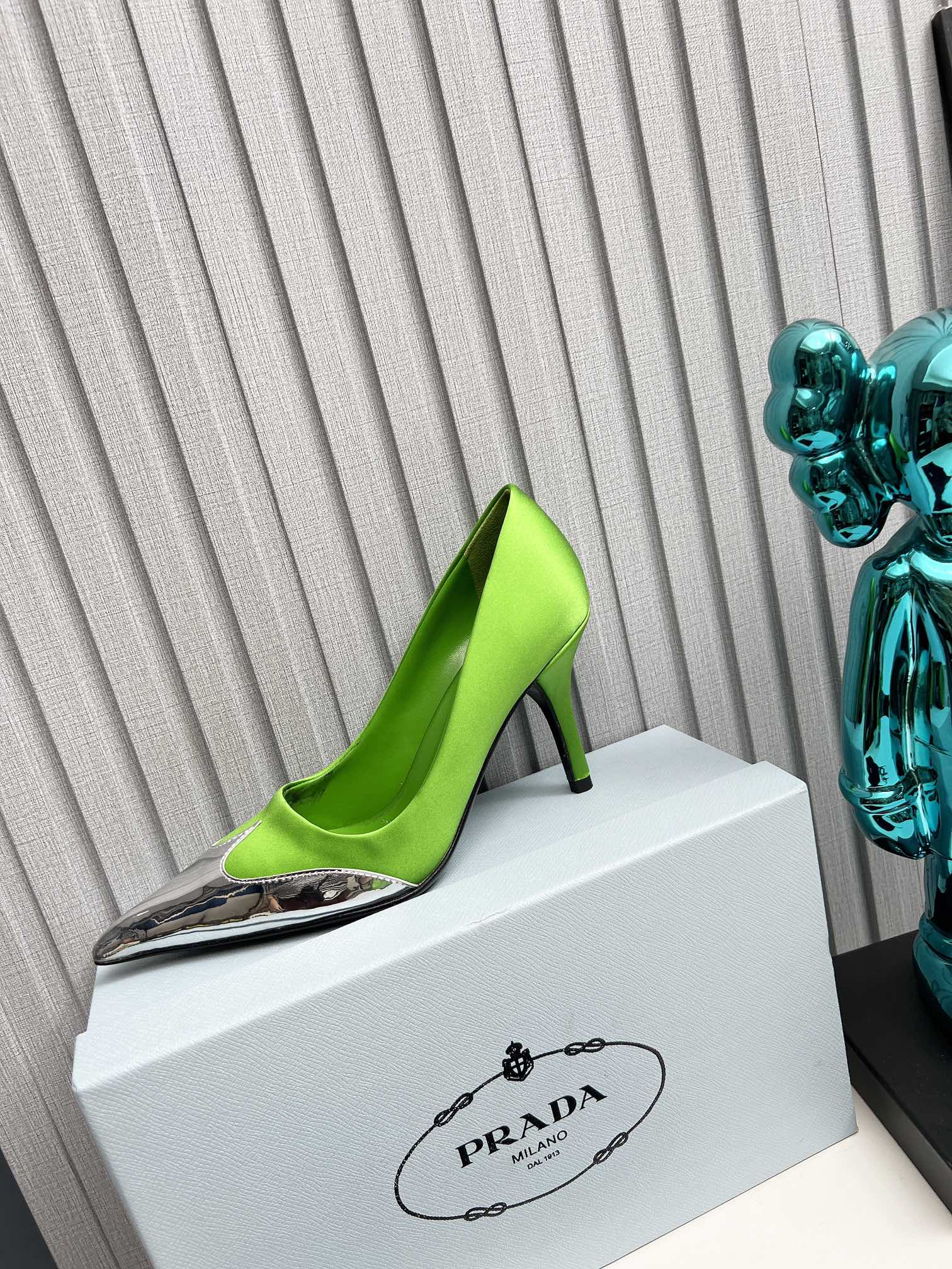 HIGH POINTED-TOE PUMPS IN LIME GREEN MIX SILVER SATIN