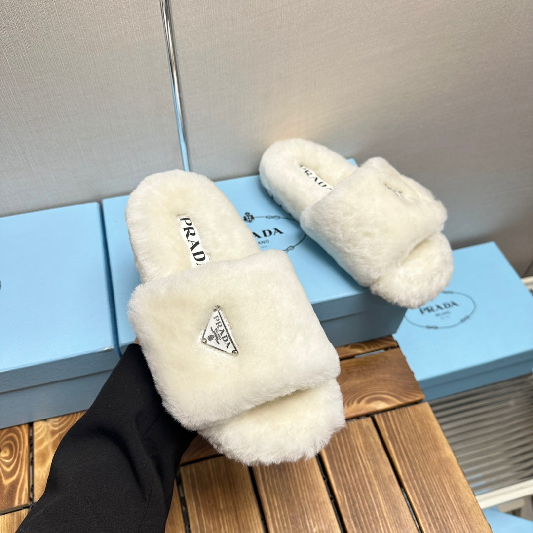 THICK-SOLED FUR SLIDES WHITE WITH TRIANGLE LOGO