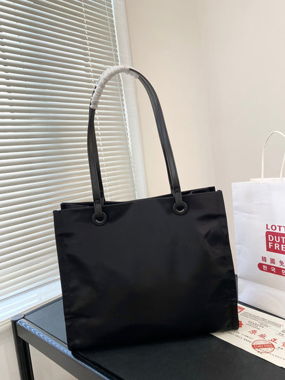 MEDIUM TOTE BAG 36 IN BLACK RE-NYLON FABRIC