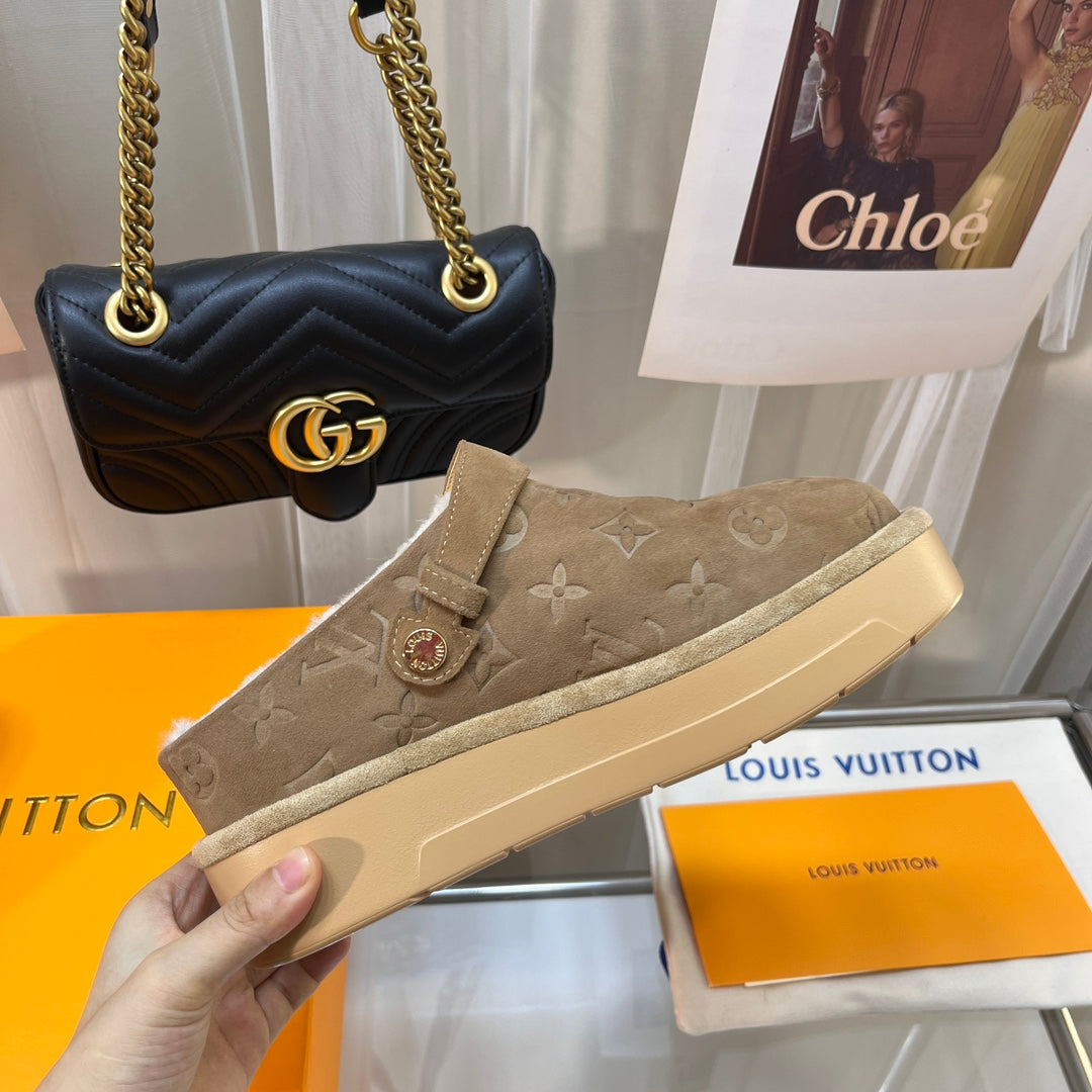 LV WOMEN'S COSY FLAT COMFORT CLOGS IN ASH BROWN MONOGRAM SUEDE