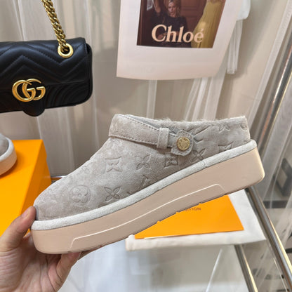 LV WOMEN'S COSY FLAT COMFORT CLOGS IN BEIGE MONOGRAM SUEDE