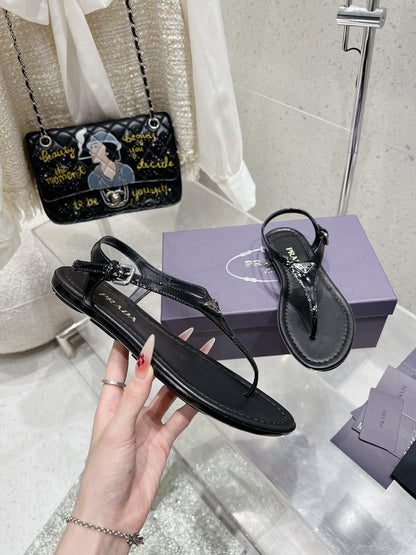 PRA PATENT LEATHER THONG SANDALS BLACK