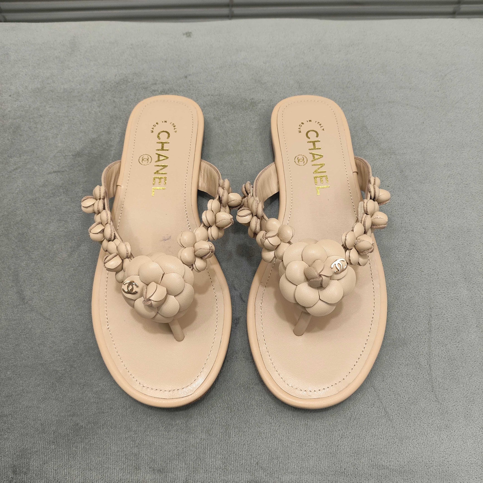 THONG SLIPPERS CAMELLIA IN BEIGE CALFSKIN