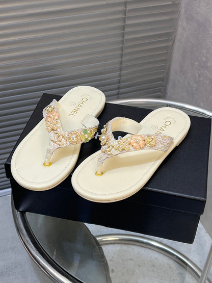THONG SLIPPERS IN CREAM WHITE SOFT LEATHER WITH LOGO STICKER DETAIL
