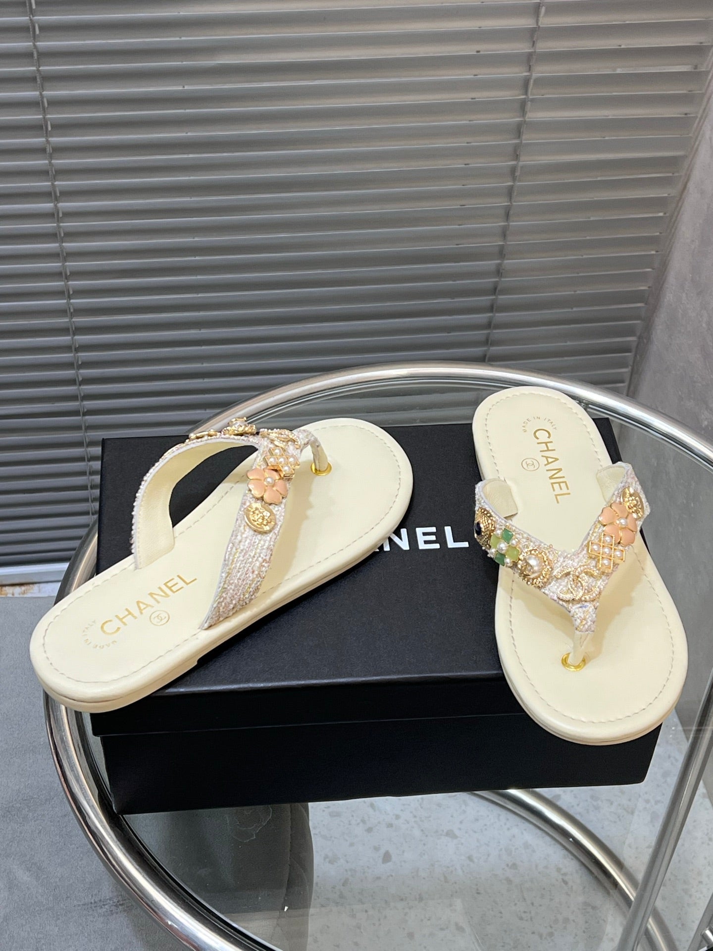 THONG SLIPPERS IN CREAM WHITE SOFT LEATHER WITH LOGO STICKER DETAIL