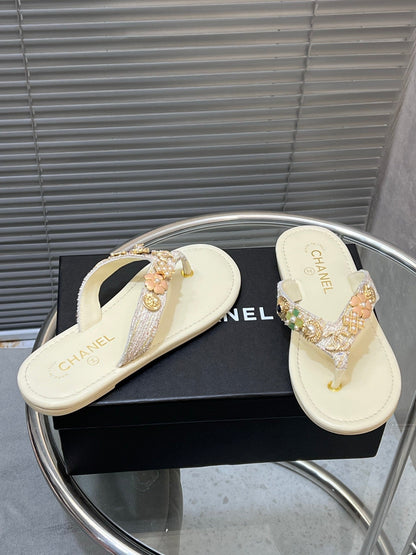 THONG SLIPPERS IN CREAM WHITE SOFT LEATHER WITH LOGO STICKER DETAIL