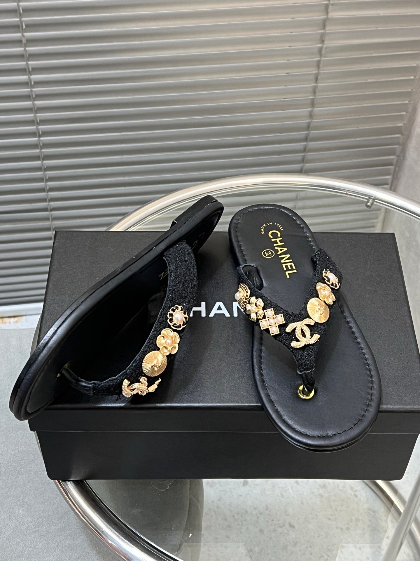 THONG SLIPPERS IN BLACK SOFT LEATHER WITH LOGO STICKER DETAIL