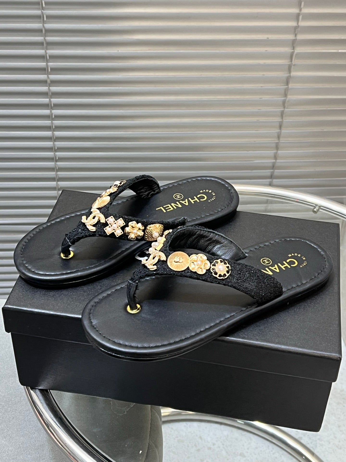 THONG SLIPPERS IN BLACK SOFT LEATHER WITH LOGO STICKER DETAIL