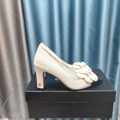 CC HIGH HEELS 80 MM IN WHITE SUEDE AND BLACK CALFSKIN WITH FLOWER