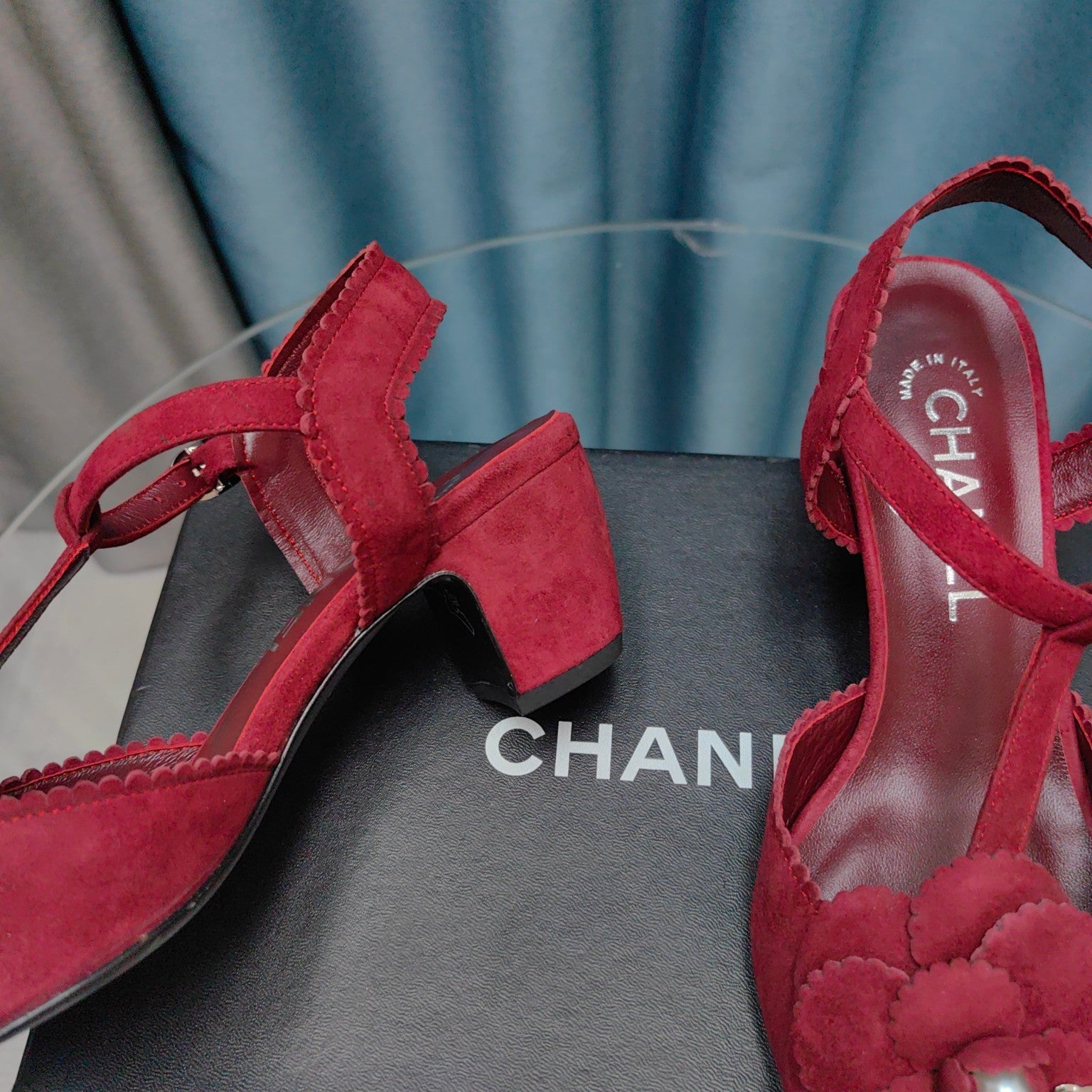 CC CAMELLIA SANDAL IN CHERRY RED SUEDE AND BLACK CALFSKIN WITH FLOWER