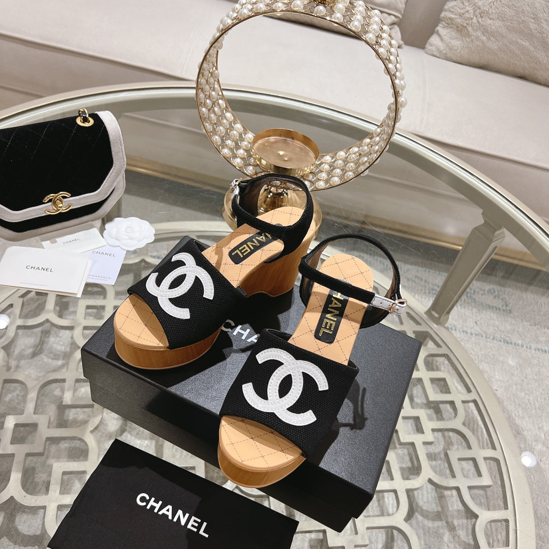 WEDGE SANDALS IN BLACK LAMBSKIN WITH WHITE LOGO