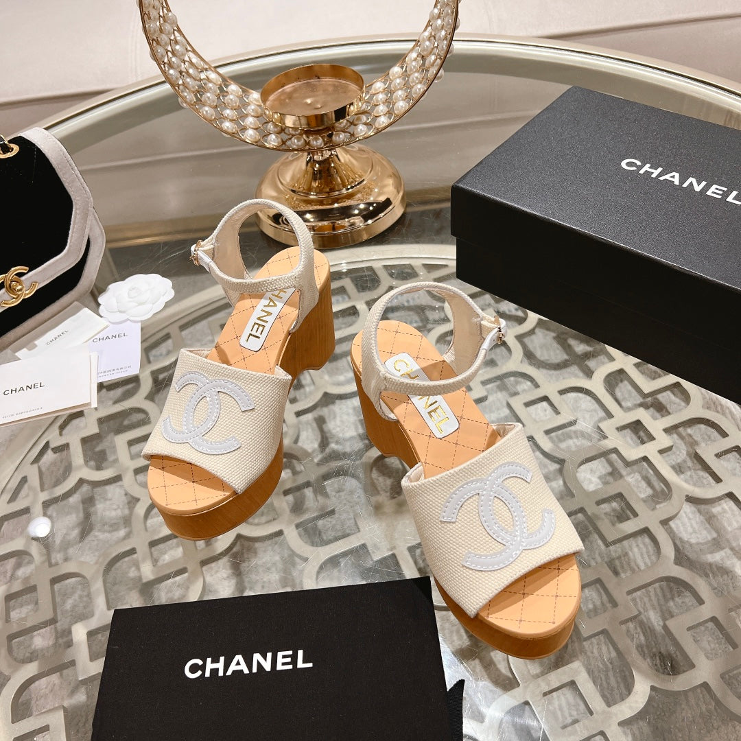 WEDGE SANDALS IN WHITE LAMBSKIN WITH LOGO