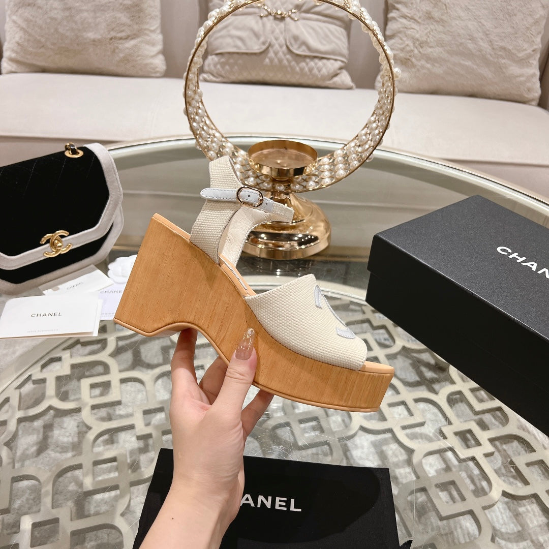 WEDGE SANDALS IN WHITE LAMBSKIN WITH LOGO