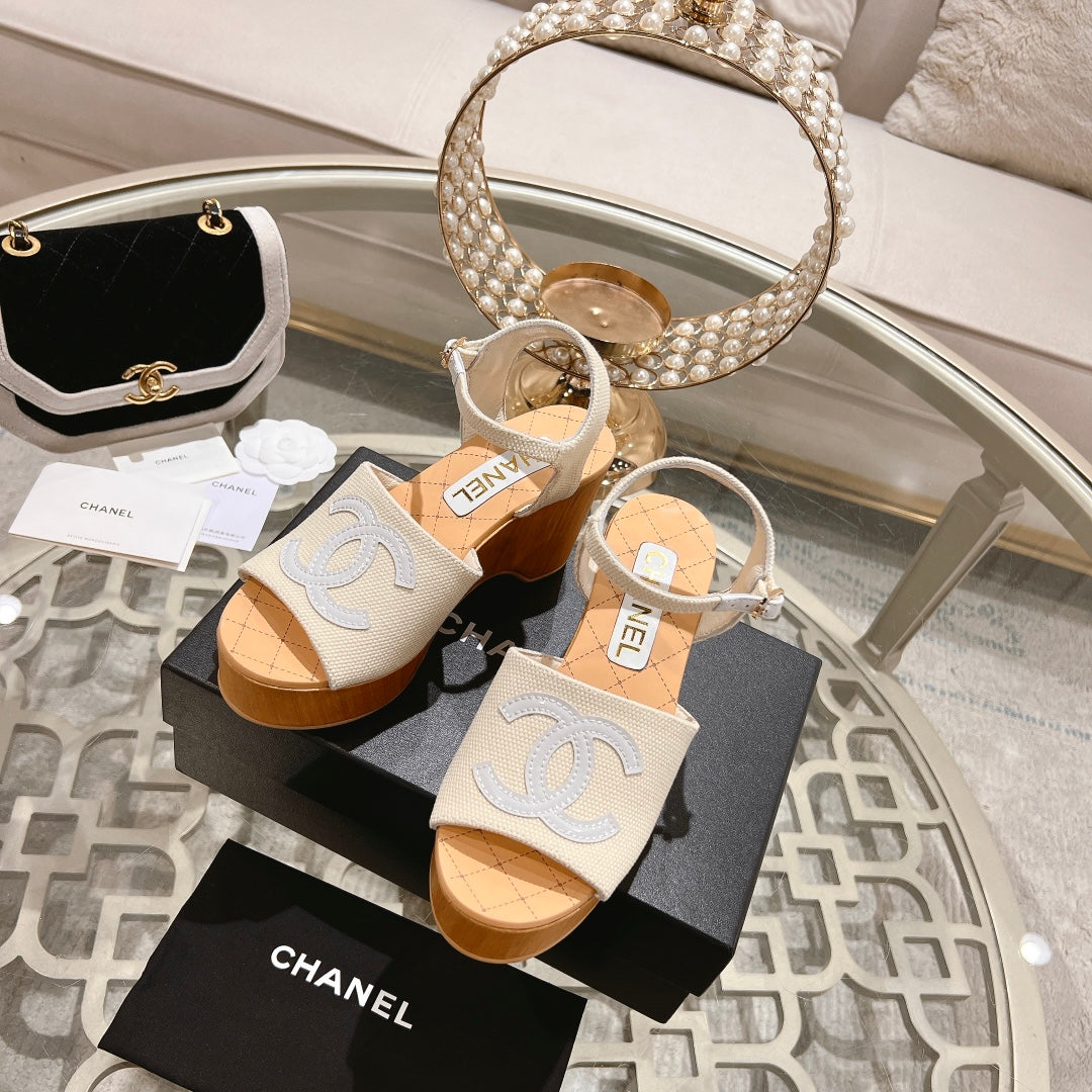 WEDGE SANDALS IN WHITE LAMBSKIN WITH LOGO