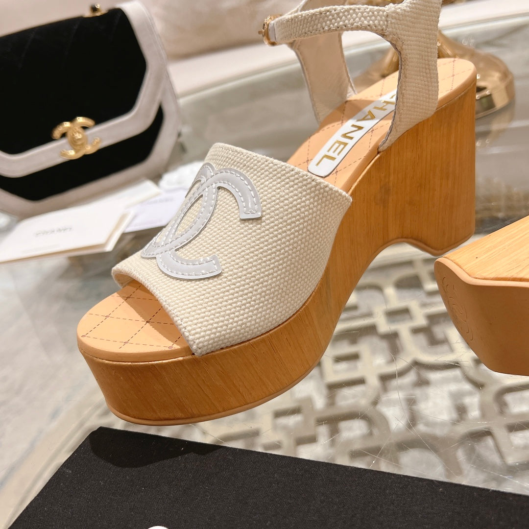 WEDGE SANDALS IN WHITE LAMBSKIN WITH LOGO